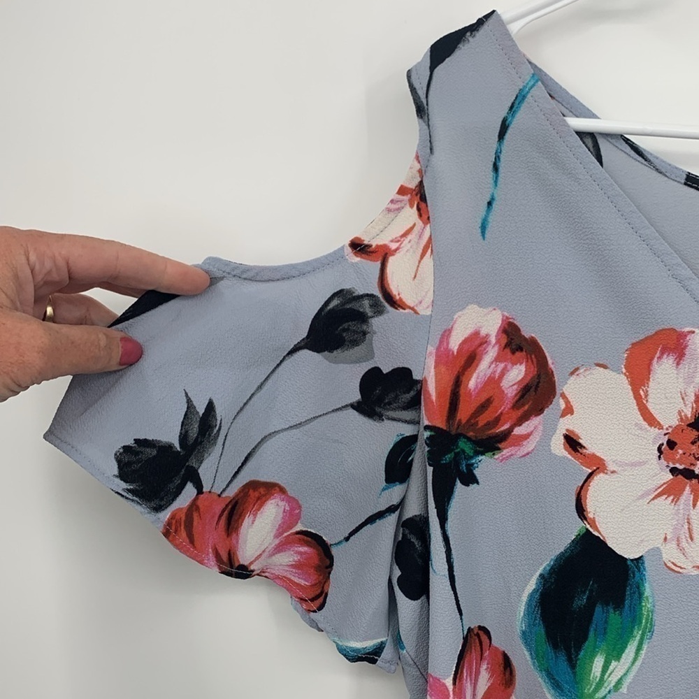 C&E Cold Shoulder Floral Top Women's Size Large - Picture 3 of 6